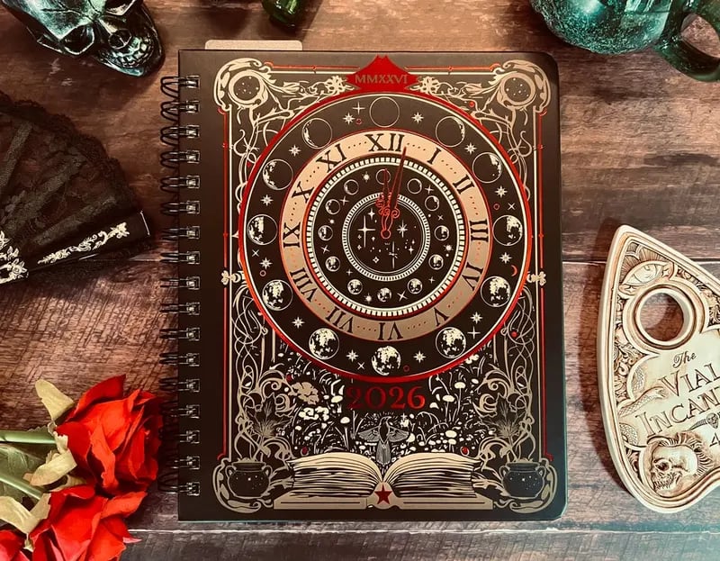 💥Begränsat antal tillgängliga! 📚🧙‍♀️Väntar på natten 2026 Veckoplanerare🧹Inbunden bok
